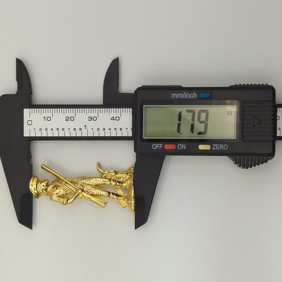 Cinerama Cranston RI Minuteman Soldier w Rifle Pin/Brooch‎ Gold Tone Marked - Picture 3 of 3